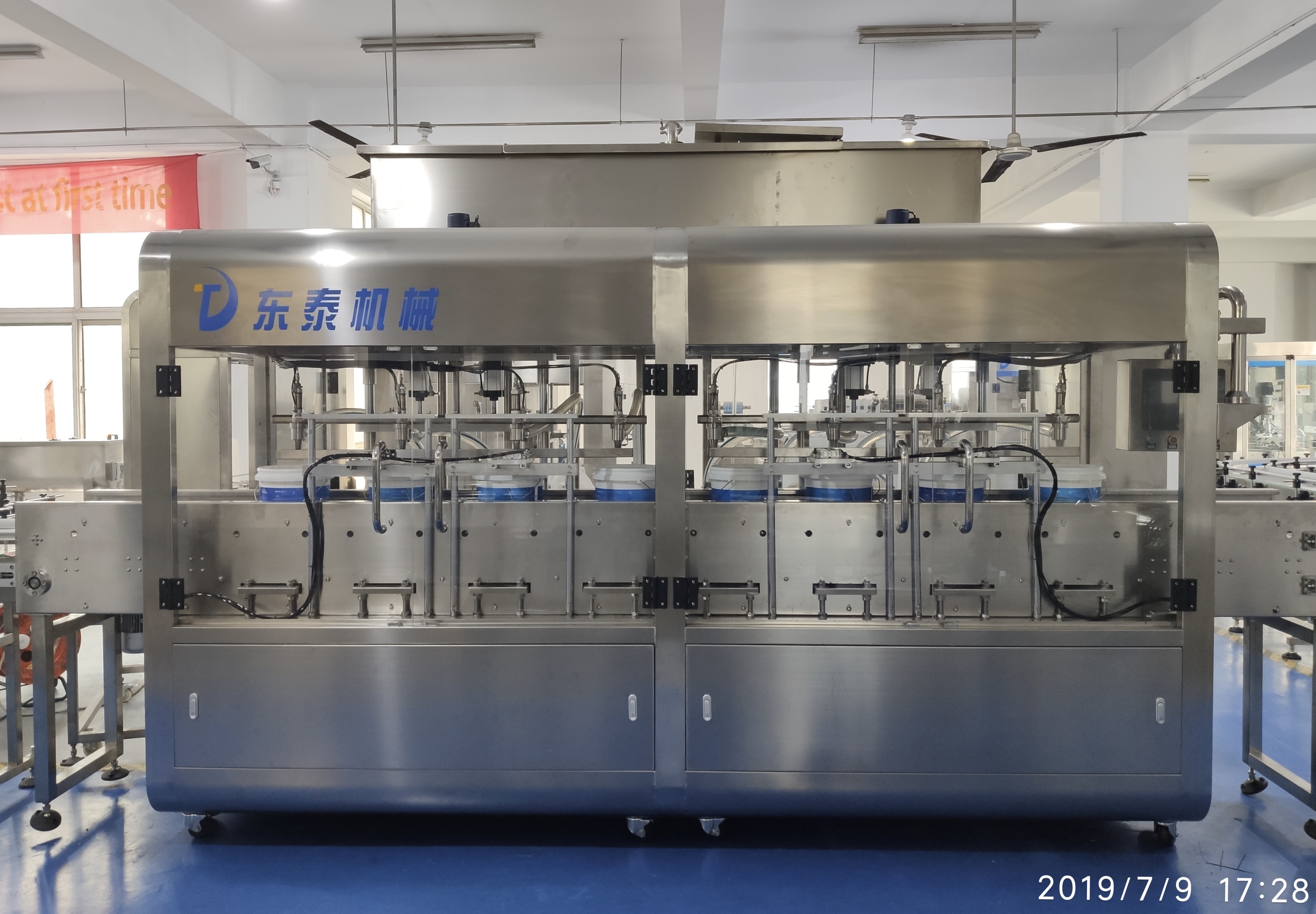 潤滑油多頭大桶灌裝機 先進技術產量高！
